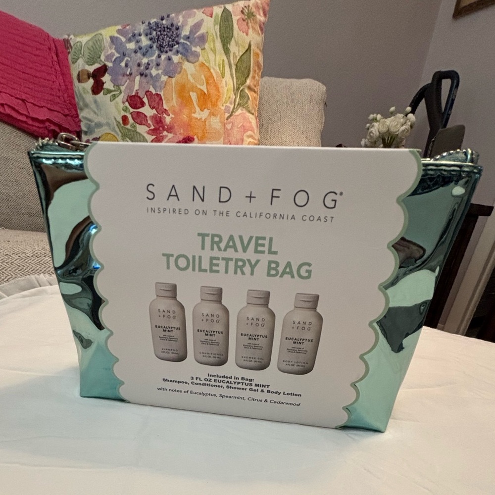 .SAND & FOG Eucalyptus Mint 5 piece Travel Kit: bag and 4 beauty products